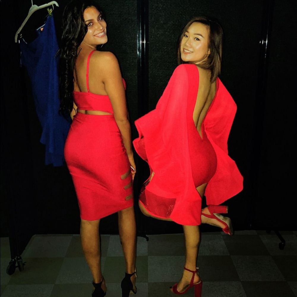 Red open back big sleeves midi dress